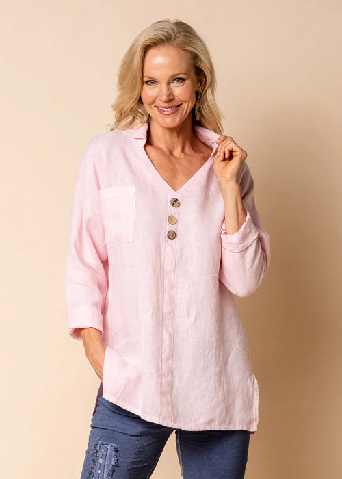 Crafted from 100% linen for a relaxed yet sophisticated appearance, indulge in timeless elegance wearing the Tassie Top. Tassie features a classic collared neckline and charming wood-look buttons. Complete with a practical pocket accent, this versatile garment exudes elegance and functionality.   Collared neckline Relaxed silhouette Wood-look buttons Pocket accent Materials: 100% Linen  Designed in Australia  Made in Italy