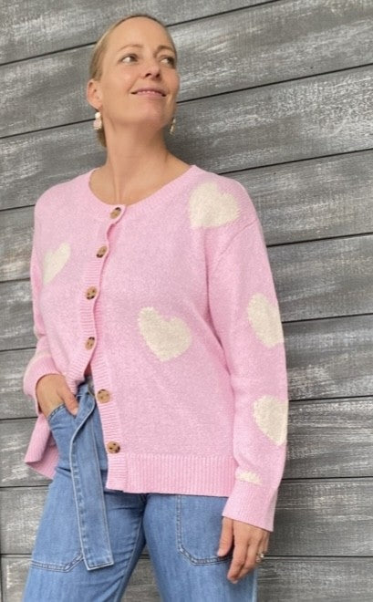 95% Cotton 5% Recycled Polyester
Super Soft Yarn
Plain Knit Structure
Large Hearts Design
Drop Shoulder
Bone Look Buttons
Button Through
Loose Fit
Crew Neck
we recommend sizing down 