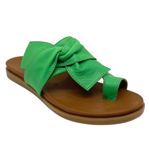 ou'll be destined for comfort in these moulded sole thongs. A soft leather upper in tan will have you happily slipping into these every day.