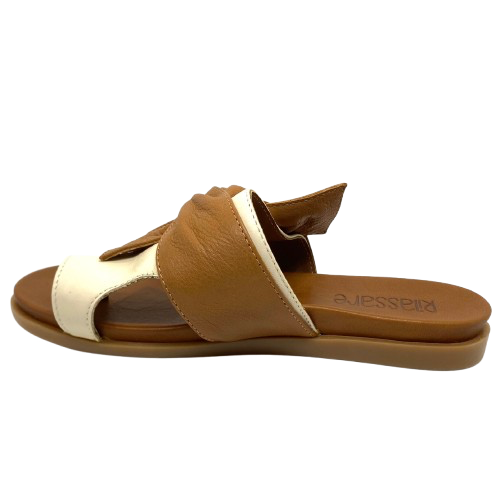 ou'll be destined for comfort in these moulded sole thongs. A soft leather upper in tan will have you happily slipping into these every day.