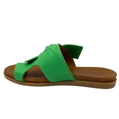 ou'll be destined for comfort in these moulded sole thongs. A soft leather upper in tan will have you happily slipping into these every day.