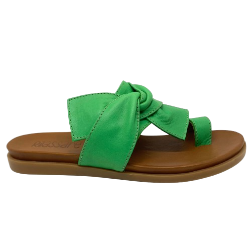 ou'll be destined for comfort in these moulded sole thongs. A soft leather upper in tan will have you happily slipping into these every day.