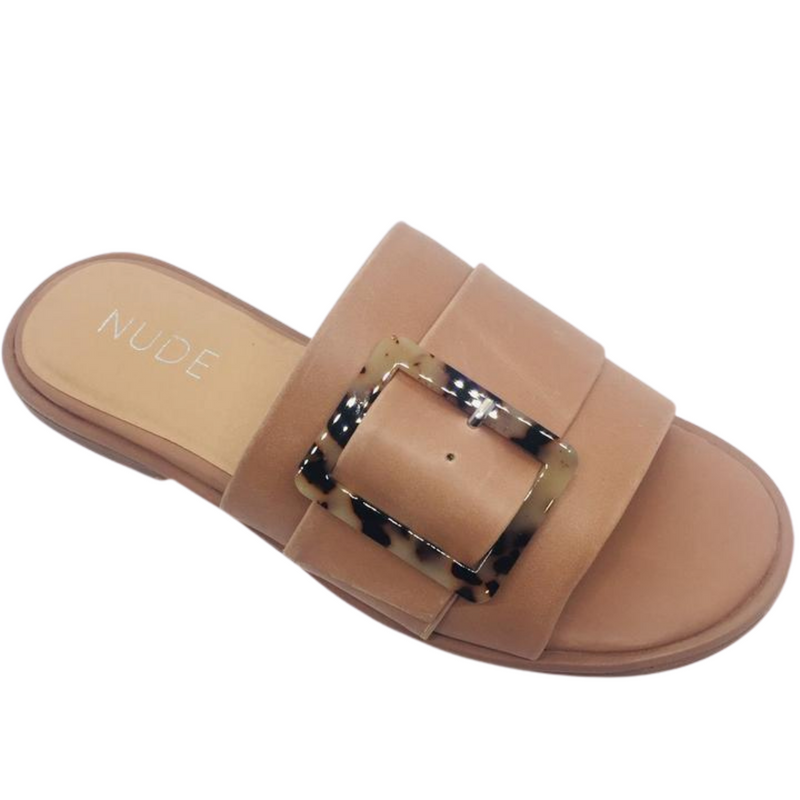Flat summer slide in natural leather featuring a wide strap across the foot and a gorgeous tortoise shell buckle.