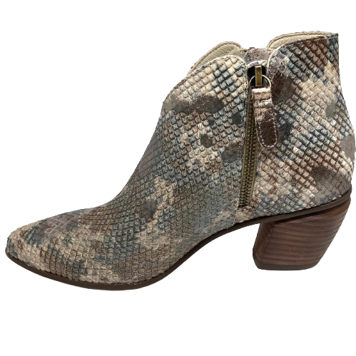What a fabulous little ankle boot! With its medium 6cm stacked heel, double zips and elegant "dip" at the front of the ankle (elongating the leg) this will be a winner!  Colours  ;   Tan and Bronze multi pony