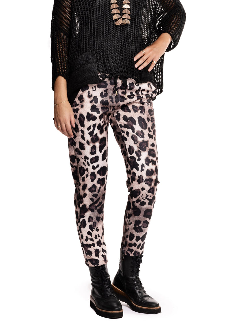 Brynne pants with stretch waistband and drawsting, pockets and cheetah print. Imagine Fashion