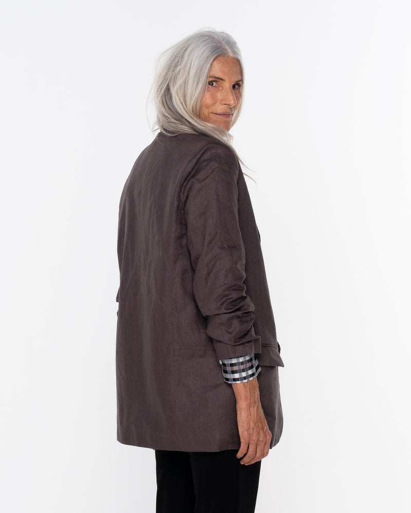 A lightly structured jacket is the perfect solution for effortless trans-seasonal dressing. This piece adds polish and edge to both dresses and pants. A ¾ rouched sleeve has a relaxed, slightly undone feel. The entitle is the ideal choice for chic everyday dressing. Zoe Kratzmann