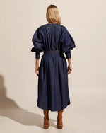 the standpoint is the perfect solution for trans-seasonal dressing. a full-length sleeve and a steep v-neckline are both everyday yet elegant. a hidden button inside the neck gives options for depth in the neckline. the curved hemline and 20cm side splits allow ease and movement. a fabric belt with metal ‘d’ rings allows styling options. dress yours up or down, depending on your mood. a new versatile classic for the season.     100% cotton belt with metal d rings midi-length raglan sleeve