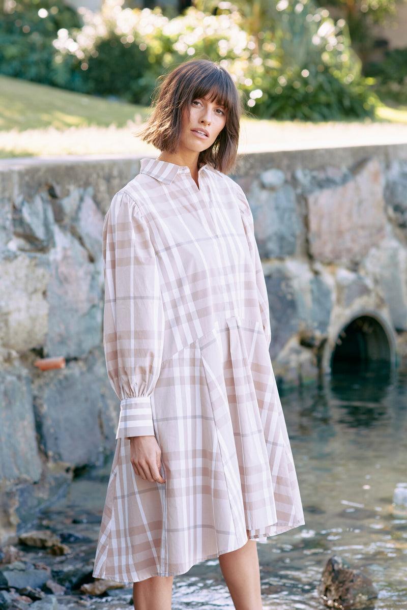The unison dress provides the perfect solution to trans-seasonal dressing. With a full-length blouson sleeve and collared neckline let this piece carry you from work to weekend in effortless style. The husk check poplin lends a purposeful yet organic edge. Zoe Kratzmann