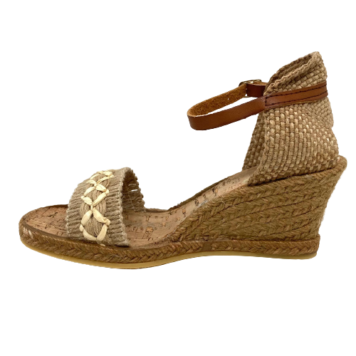This unique little Spanish espadrille is made from a great combination of jute, string and hessian with an interesting crisscross pattern of stitching across the toes. The hessian heel cup is finished with a tan leather ankle strap. The natural fibres make it the perfect wedge for your summer linens and cottons. Heel height is 6cm with a 1cm platform (5 tier).
